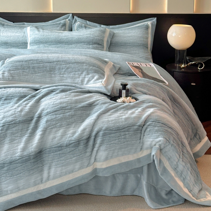 91家纺网 家纺一手货源 找家纺 绘萱家居 2025新款亲肤舒适双拼边雕花兔毛绒四件套-爱丁堡 爱丁堡-蓝