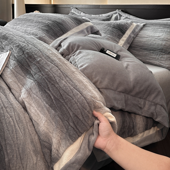 91家纺网 家纺一手货源 找家纺 绘萱家居 2025新款亲肤舒适双拼边雕花兔毛绒四件套-爱丁堡 爱丁堡-灰