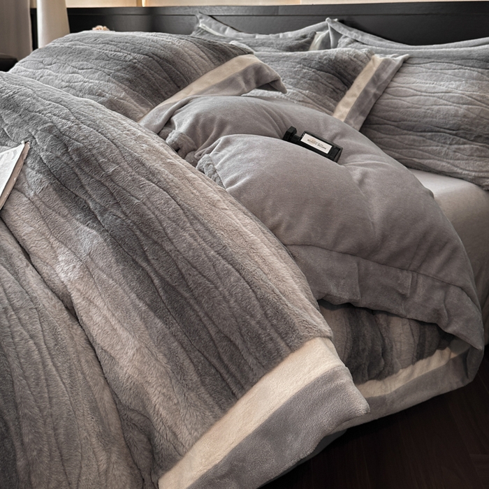 91家纺网 家纺一手货源 找家纺 绘萱家居 2025新款亲肤舒适双拼边雕花兔毛绒四件套-爱丁堡 爱丁堡-灰