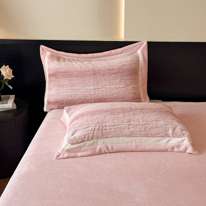 91家纺网 家纺一手货源 找家纺 绘萱家居 2025新款亲肤舒适双拼边雕花兔毛绒四件套-爱丁堡 爱丁堡-粉