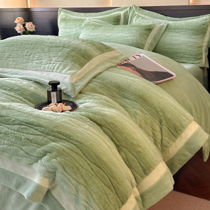 91家纺网 家纺一手货源 找家纺 绘萱家居 2025新款亲肤舒适双拼边雕花兔毛绒四件套-爱丁堡 爱丁堡-绿