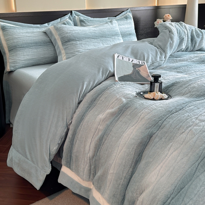 91家纺网 家纺一手货源 找家纺 绘萱家居 2025新款亲肤舒适双拼边雕花兔毛绒四件套-爱丁堡 爱丁堡-蓝