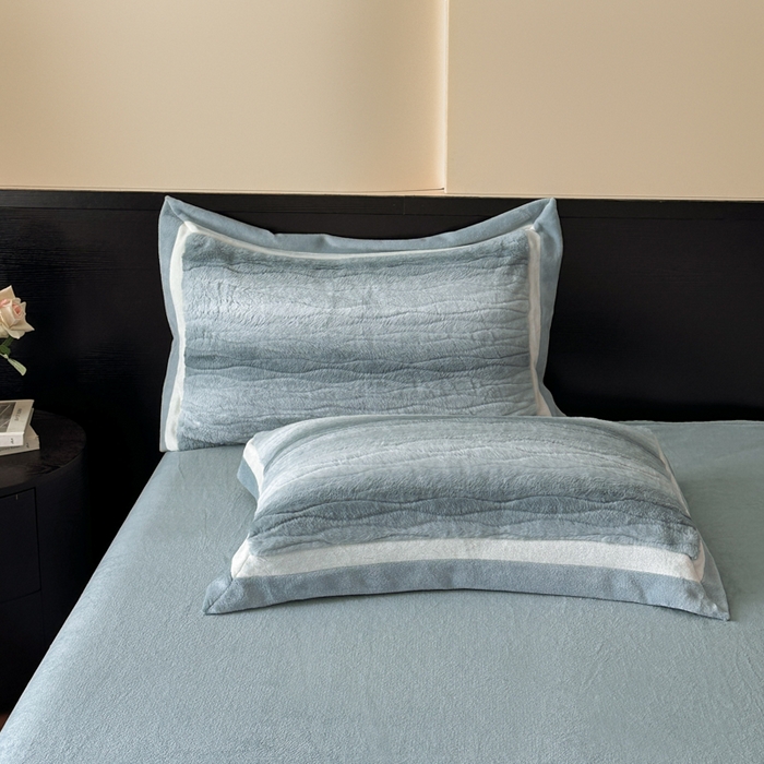 91家纺网 家纺一手货源 找家纺 绘萱家居 2025新款亲肤舒适双拼边雕花兔毛绒四件套-爱丁堡 爱丁堡-蓝