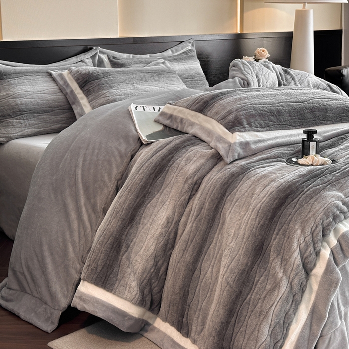 91家纺网 家纺一手货源 找家纺 绘萱家居 2025新款亲肤舒适双拼边雕花兔毛绒四件套-爱丁堡 爱丁堡-灰