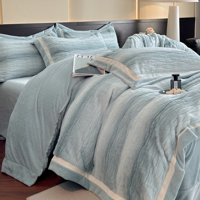 91家纺网 家纺一手货源 找家纺 绘萱家居 2025新款亲肤舒适双拼边雕花兔毛绒四件套-爱丁堡 爱丁堡-蓝