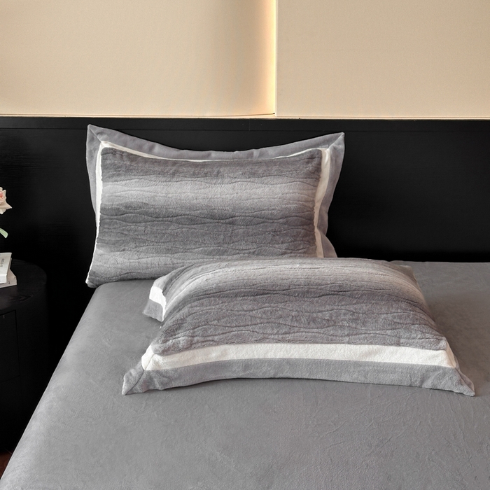 91家纺网 家纺一手货源 找家纺 绘萱家居 2025新款亲肤舒适双拼边雕花兔毛绒四件套-爱丁堡 爱丁堡-灰