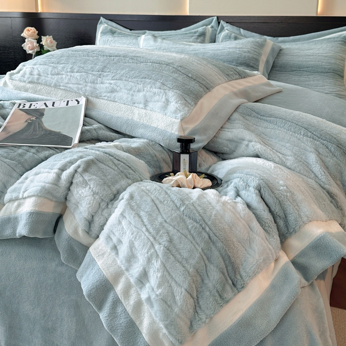 91家纺网 家纺一手货源 找家纺 绘萱家居 2025新款亲肤舒适双拼边雕花兔毛绒四件套-爱丁堡 爱丁堡-蓝