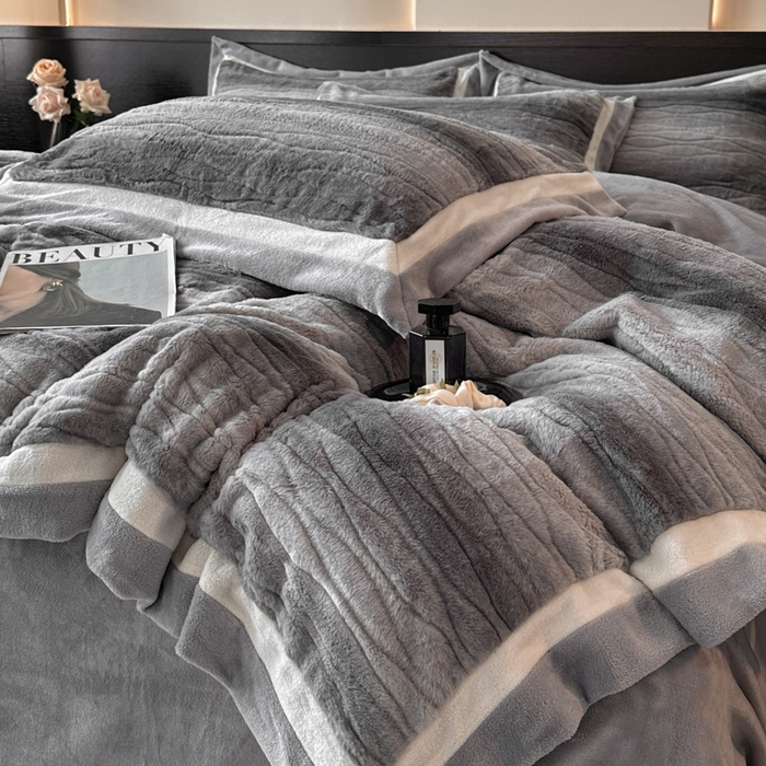 91家纺网 家纺一手货源 找家纺 绘萱家居 2025新款亲肤舒适双拼边雕花兔毛绒四件套-爱丁堡 爱丁堡-灰