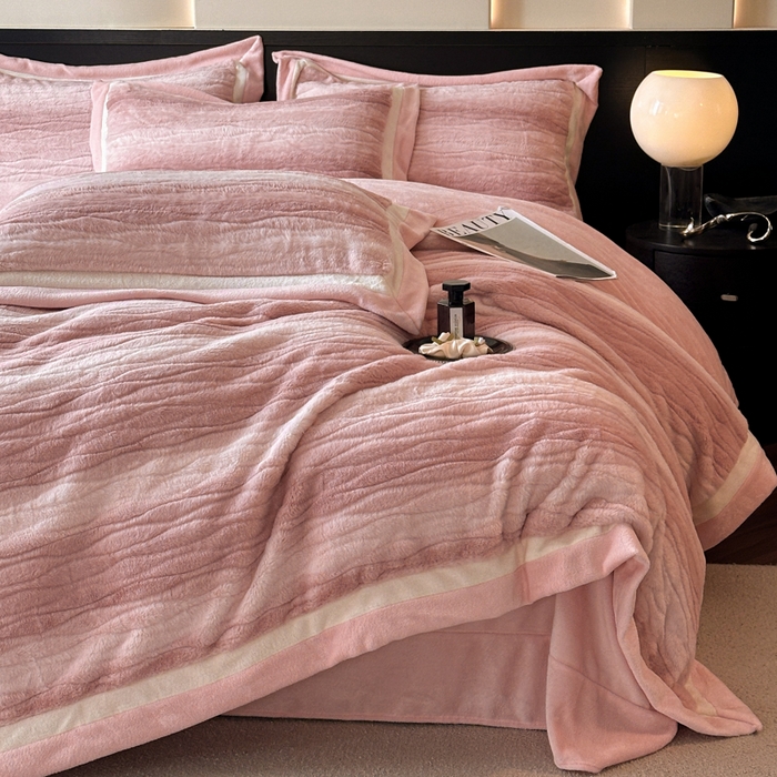 91家纺网 家纺一手货源 找家纺 绘萱家居 2025新款亲肤舒适双拼边雕花兔毛绒四件套-爱丁堡 爱丁堡-粉