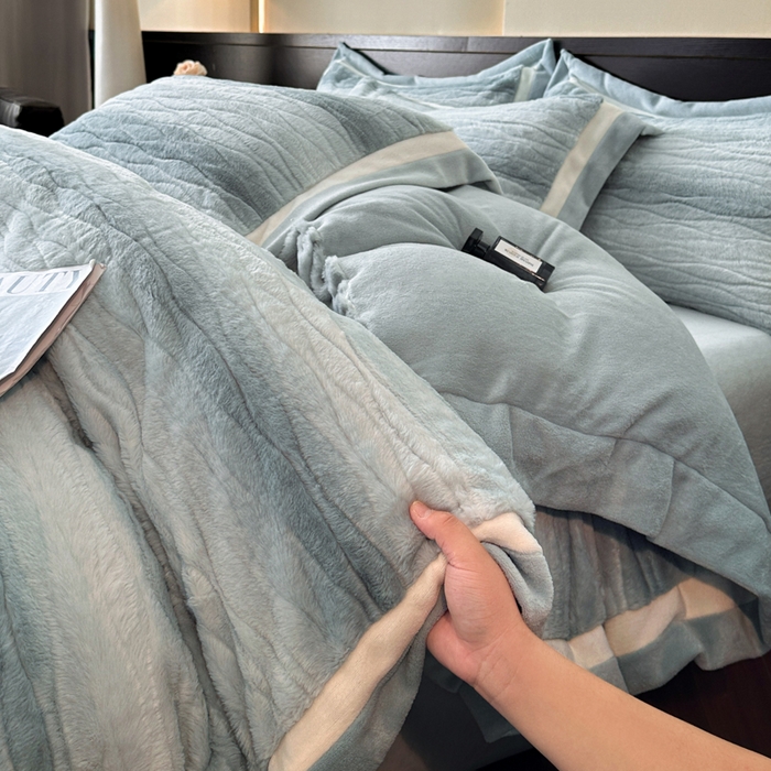 91家纺网 家纺一手货源 找家纺 绘萱家居 2025新款亲肤舒适双拼边雕花兔毛绒四件套-爱丁堡 爱丁堡-蓝