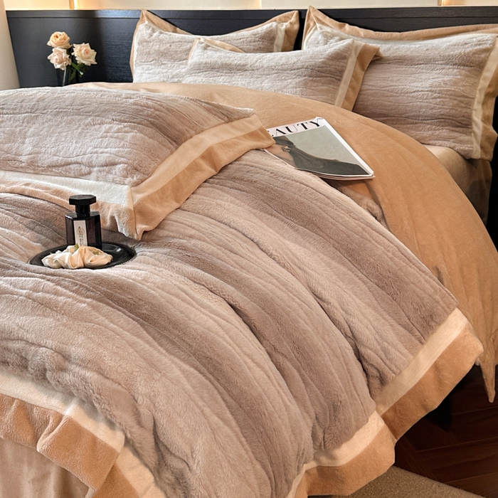 91家纺网 家纺一手货源 找家纺 绘萱家居 2025新款亲肤舒适双拼边雕花兔毛绒四件套-爱丁堡 爱丁堡-灰咖