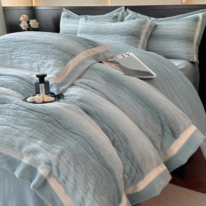 91家纺网 家纺一手货源 找家纺 绘萱家居 2025新款亲肤舒适双拼边雕花兔毛绒四件套-爱丁堡 爱丁堡-蓝