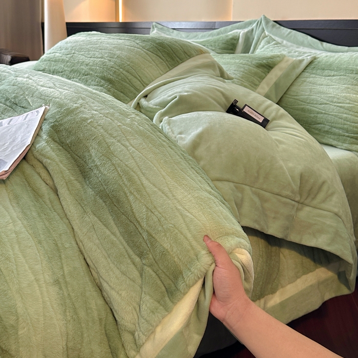 91家纺网 家纺一手货源 找家纺 绘萱家居 2025新款亲肤舒适双拼边雕花兔毛绒四件套-爱丁堡 爱丁堡-绿