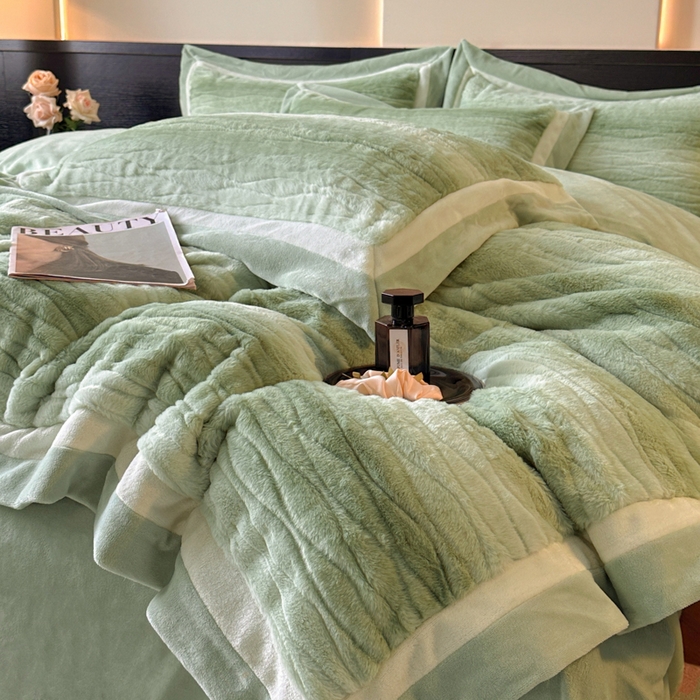 91家纺网 家纺一手货源 找家纺 绘萱家居 2025新款亲肤舒适双拼边雕花兔毛绒四件套-爱丁堡 爱丁堡-绿