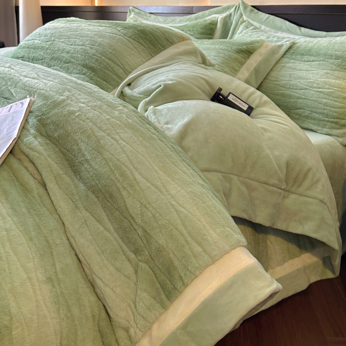 91家纺网 家纺一手货源 找家纺 绘萱家居 2025新款亲肤舒适双拼边雕花兔毛绒四件套-爱丁堡 爱丁堡-绿