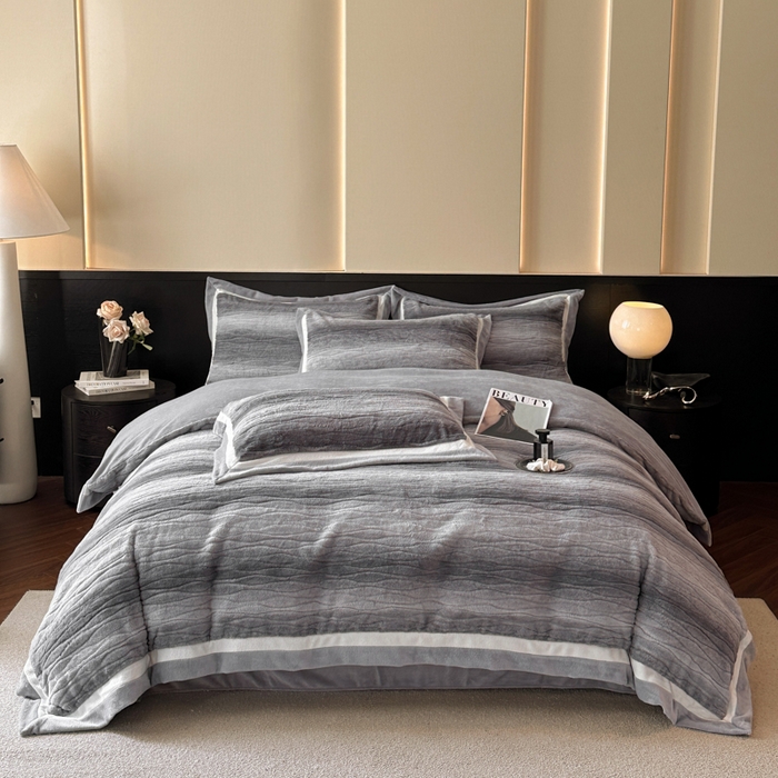 91家纺网 家纺一手货源 找家纺 绘萱家居 2025新款亲肤舒适双拼边雕花兔毛绒四件套-爱丁堡 爱丁堡-灰