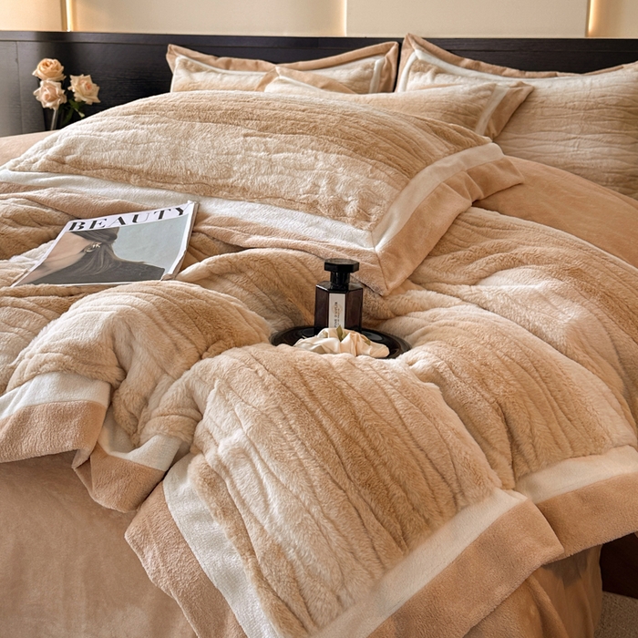 91家纺网 家纺一手货源 找家纺 绘萱家居 2025新款亲肤舒适双拼边雕花兔毛绒四件套-爱丁堡 爱丁堡-卡其