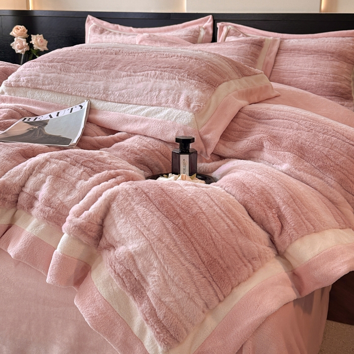 91家纺网 家纺一手货源 找家纺 绘萱家居 2025新款亲肤舒适双拼边雕花兔毛绒四件套-爱丁堡 爱丁堡-粉