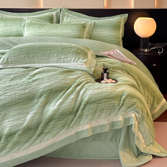 91家纺网 家纺一手货源 找家纺 绘萱家居 2025新款亲肤舒适双拼边雕花兔毛绒四件套-爱丁堡 爱丁堡-绿