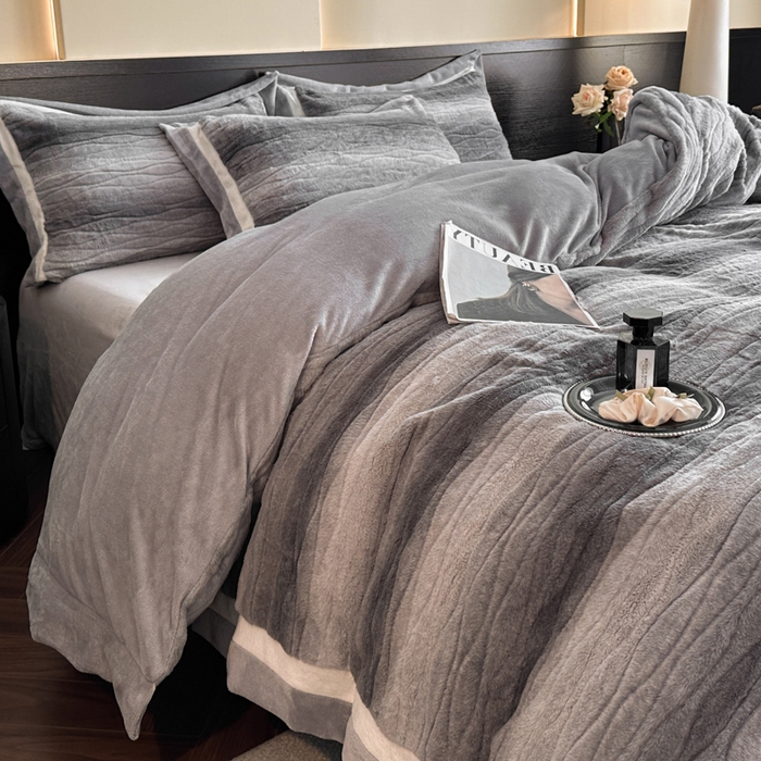 91家纺网 家纺一手货源 找家纺 绘萱家居 2025新款亲肤舒适双拼边雕花兔毛绒四件套-爱丁堡 爱丁堡-灰