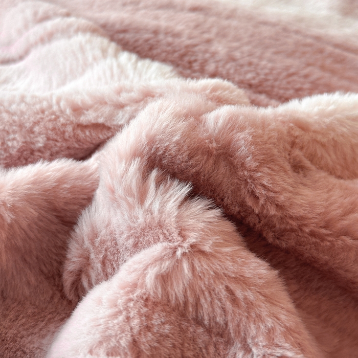 91家纺网 家纺一手货源 找家纺 绘萱家居 2025新款亲肤舒适双拼边雕花兔毛绒四件套-爱丁堡 爱丁堡-粉