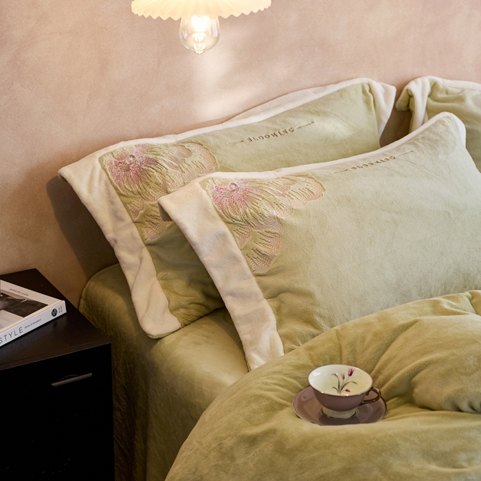 91家纺网 家纺一手货源 找家纺 瑞雪家居 2025新款270克全消光牛奶绒系列四件套-罗浮花影 罗浮花影-浅绿