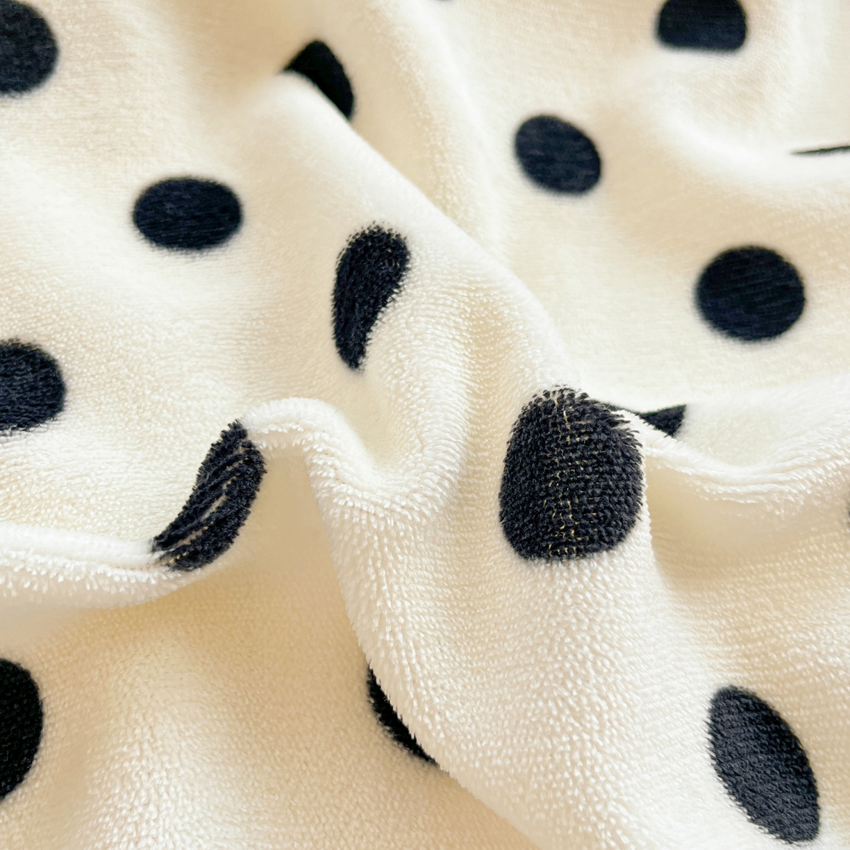 91家纺网 家纺一手货源 找家纺 优承佳生活馆 2025新款加厚亲肤保暖可爱清新系列牛奶绒四件套单被套系列（有买家秀） 点点圆圆