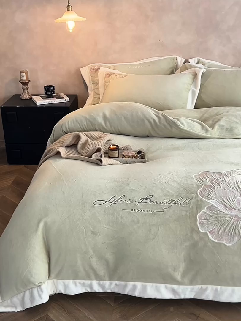 91家纺网 家纺一手货源 找家纺 瑞雪家居 2025新款270克全消光牛奶绒系列四件套-罗浮花影 罗浮花影-浅绿