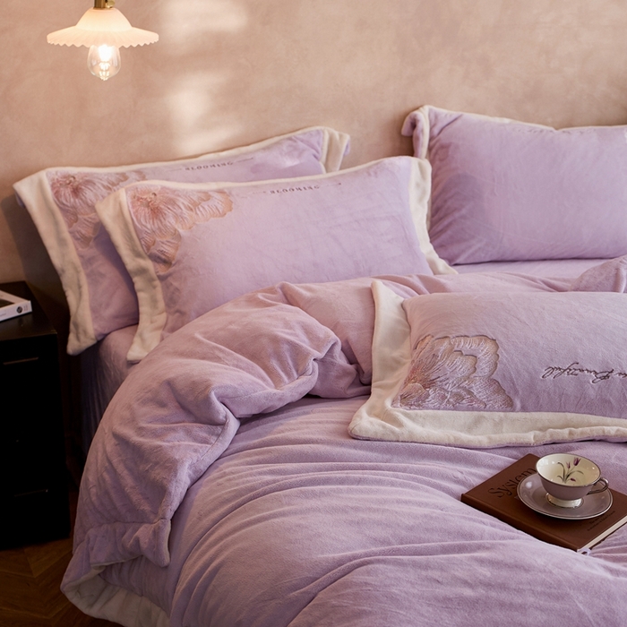 91家纺网 家纺一手货源 找家纺 瑞雪家居 2025新款270克全消光牛奶绒系列四件套-罗浮花影 罗浮花影-浅紫