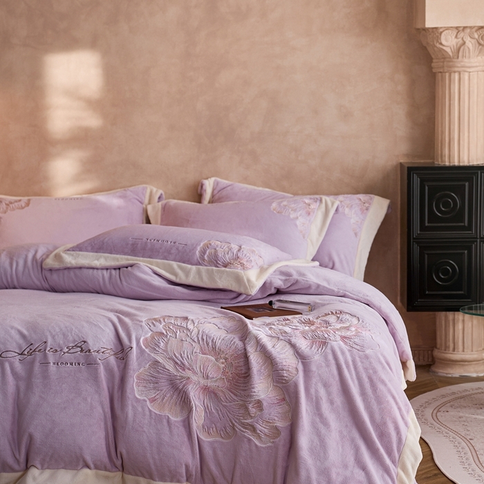 91家纺网 家纺一手货源 找家纺 瑞雪家居 2025新款270克全消光牛奶绒系列四件套-罗浮花影 罗浮花影-浅紫