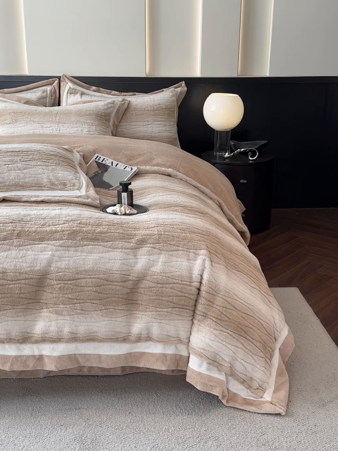 91家纺网 家纺一手货源 找家纺 绘萱家居 2025新款亲肤舒适双拼边雕花兔毛绒四件套-爱丁堡 爱丁堡-卡其