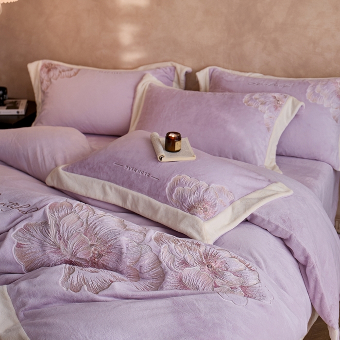 91家纺网 家纺一手货源 找家纺 瑞雪家居 2025新款270克全消光牛奶绒系列四件套-罗浮花影 罗浮花影-浅紫