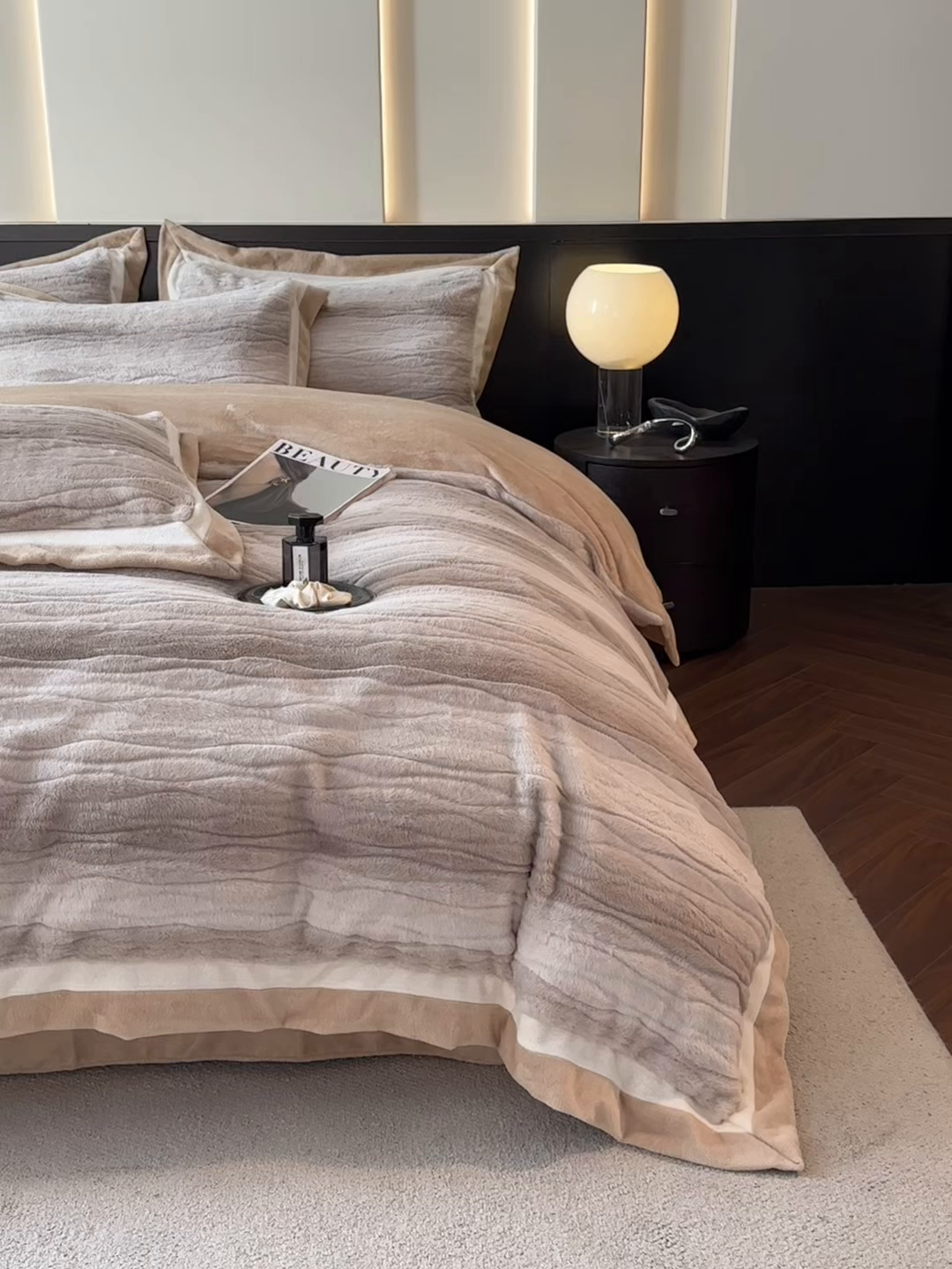 91家纺网 家纺一手货源 找家纺 绘萱家居 2025新款亲肤舒适双拼边雕花兔毛绒四件套-爱丁堡 爱丁堡-灰咖