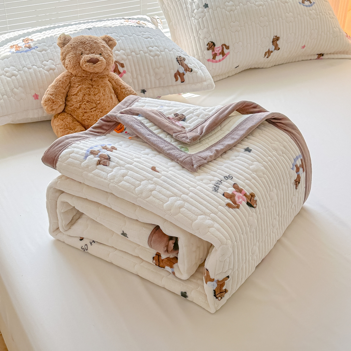 91家纺网 家纺一手货源 找家纺 慕晨 2025新款高克重牛奶绒印花豆豆绒夹棉床盖三件被套四件套 小木马