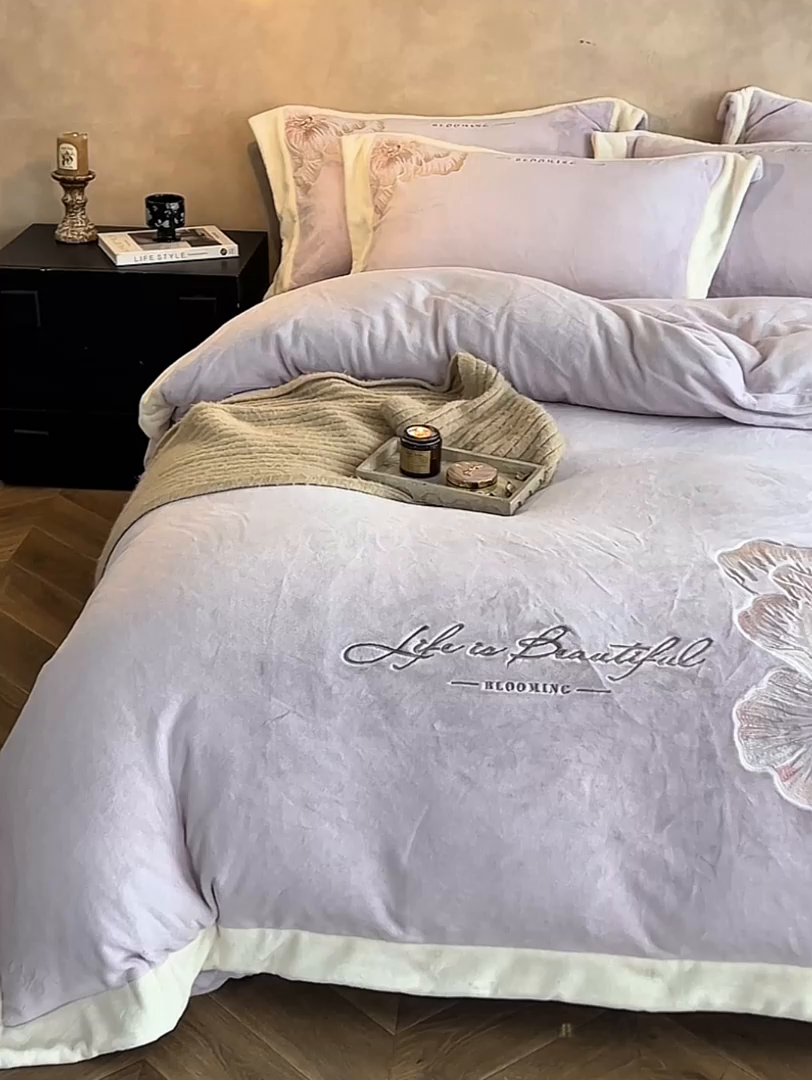 91家纺网 家纺一手货源 找家纺 瑞雪家居 2025新款270克全消光牛奶绒系列四件套-罗浮花影 罗浮花影-浅紫