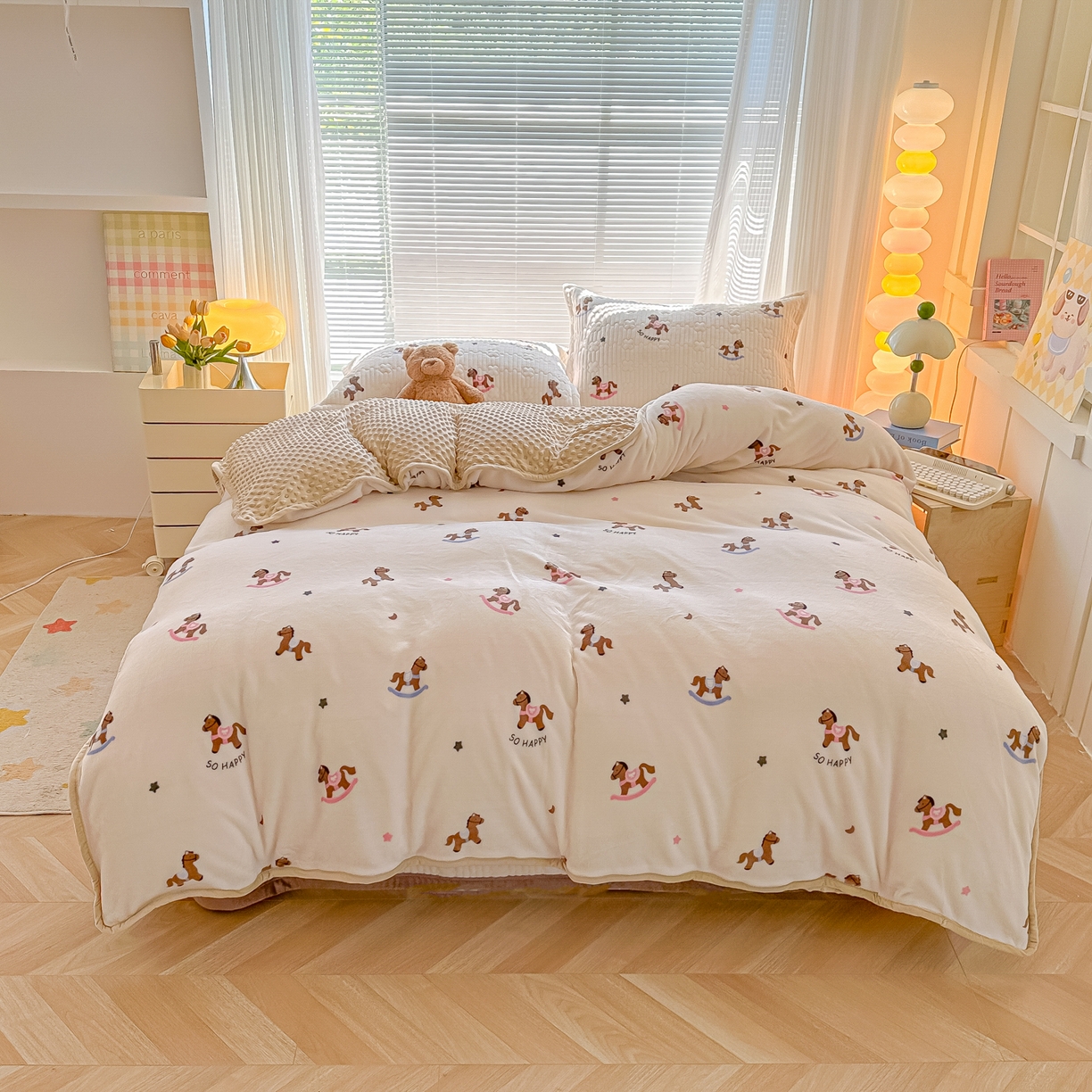 91家纺网 家纺一手货源 找家纺 慕晨 2025新款高克重牛奶绒印花豆豆绒夹棉床盖三件被套四件套 小木马