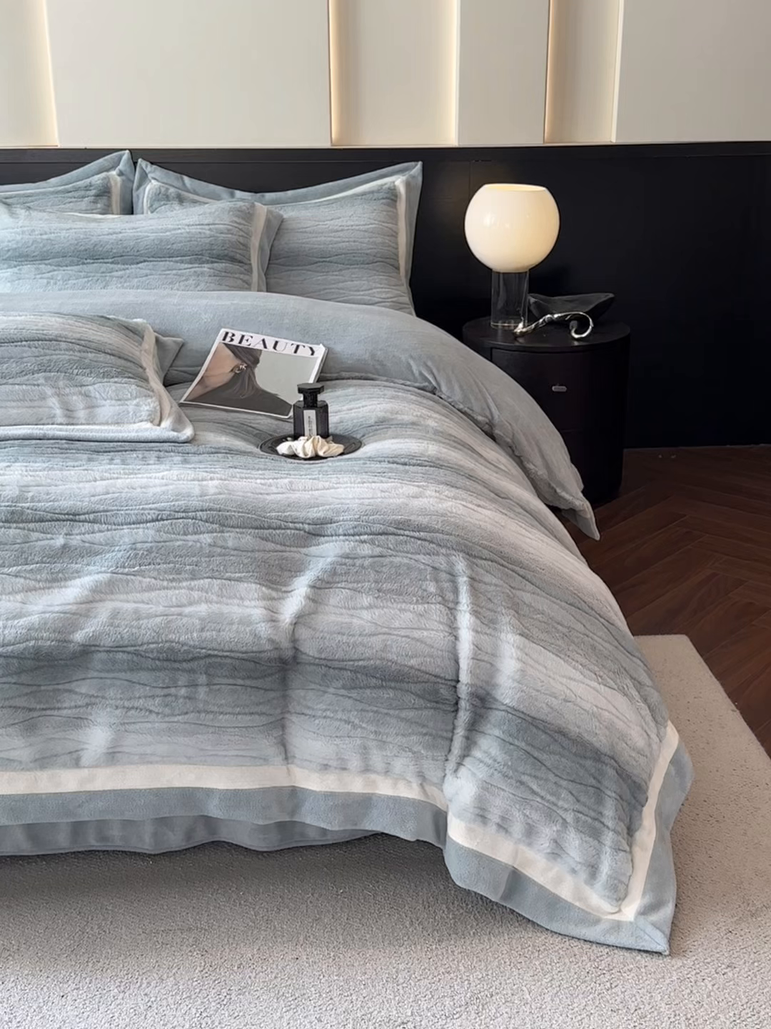 91家纺网 家纺一手货源 找家纺 绘萱家居 2025新款亲肤舒适双拼边雕花兔毛绒四件套-爱丁堡 爱丁堡-蓝