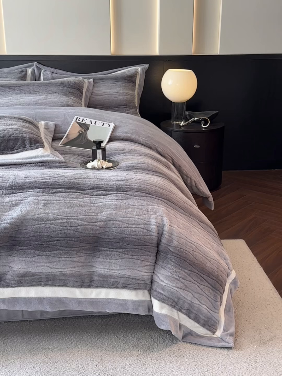 91家纺网 家纺一手货源 找家纺 绘萱家居 2025新款亲肤舒适双拼边雕花兔毛绒四件套-爱丁堡 爱丁堡-灰