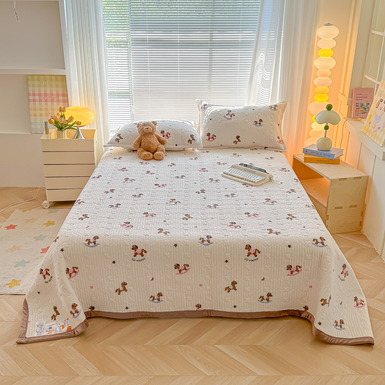 91家纺网 家纺一手货源 找家纺 慕晨 2025新款高克重牛奶绒印花豆豆绒夹棉床盖三件被套四件套 小木马