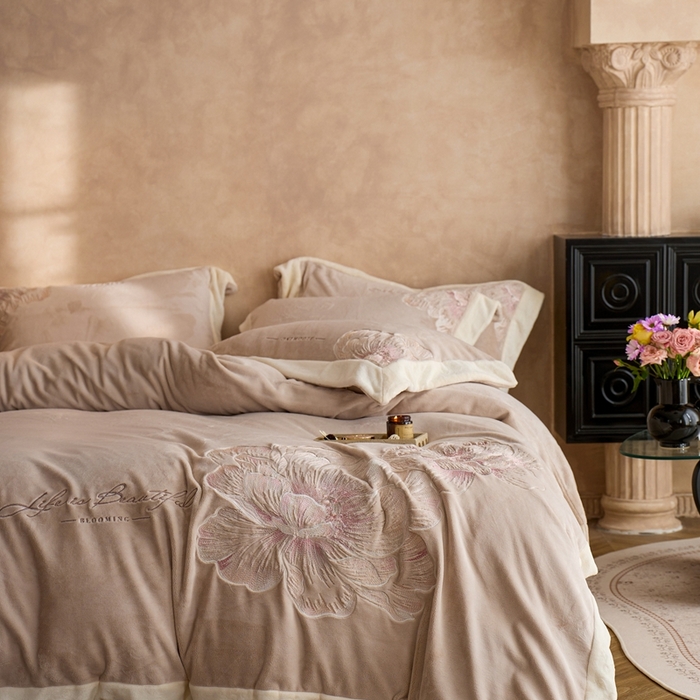 91家纺网 家纺一手货源 找家纺 瑞雪家居 2025新款270克全消光牛奶绒系列四件套-罗浮花影 罗浮花影-新米色