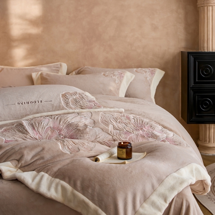 91家纺网 家纺一手货源 找家纺 瑞雪家居 2025新款270克全消光牛奶绒系列四件套-罗浮花影 罗浮花影-新米色