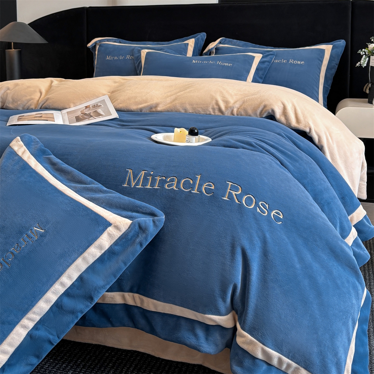 91家纺网 家纺一手货源 找家纺 笙意家纺 2025新款A类加厚牛奶绒轻奢宽边四件套-威登 威登-宾利蓝+香槟