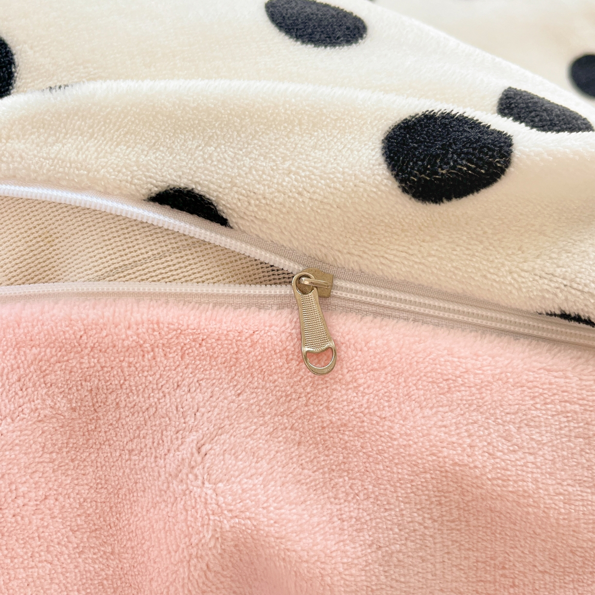 91家纺网 家纺一手货源 找家纺 优承佳生活馆 2025新款加厚亲肤保暖可爱清新系列牛奶绒四件套单被套系列（有买家秀） 点点圆圆