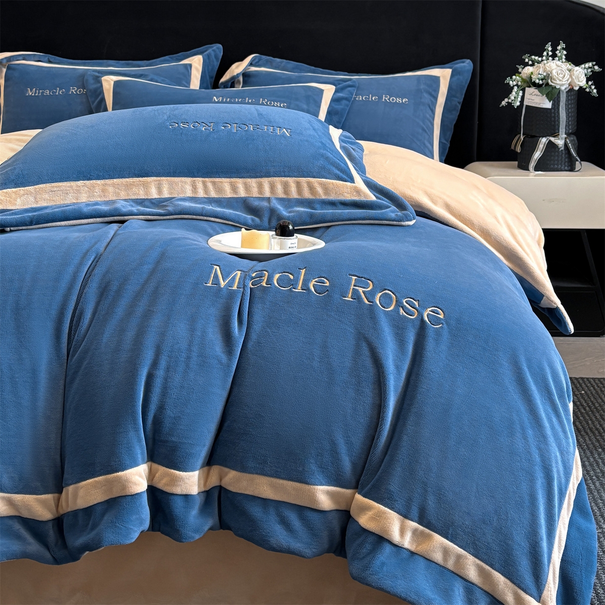 91家纺网 家纺一手货源 找家纺 笙意家纺 2025新款A类加厚牛奶绒轻奢宽边四件套-威登 威登-宾利蓝+香槟