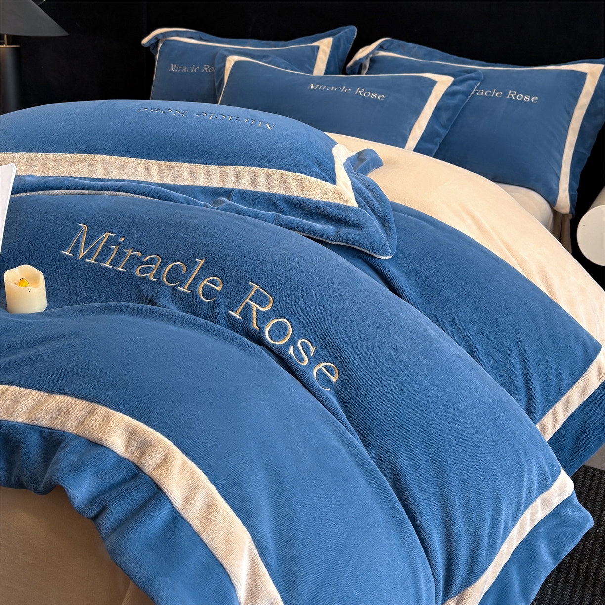 91家纺网 家纺一手货源 找家纺 笙意家纺 2025新款A类加厚牛奶绒轻奢宽边四件套-威登 威登-宾利蓝+香槟