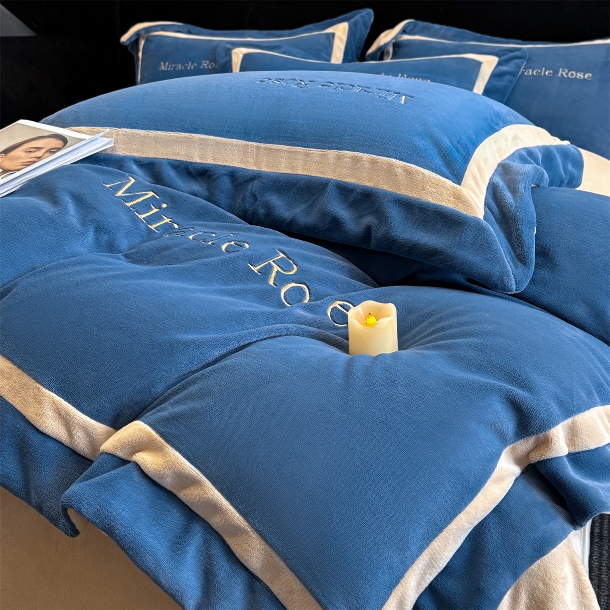 91家纺网 家纺一手货源 找家纺 笙意家纺 2025新款A类加厚牛奶绒轻奢宽边四件套-威登 威登-宾利蓝+香槟