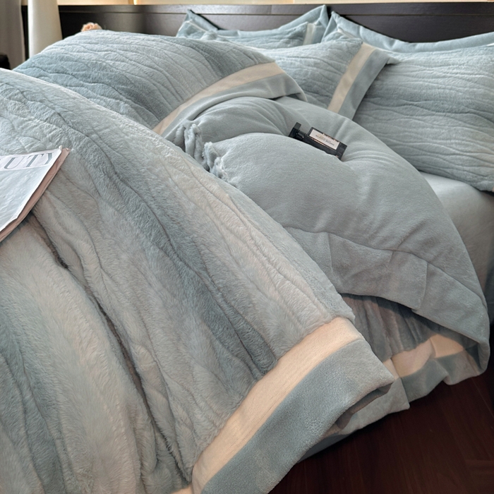 91家纺网 家纺一手货源 找家纺 绘萱家居 2025新款亲肤舒适双拼边雕花兔毛绒四件套-爱丁堡 爱丁堡-蓝