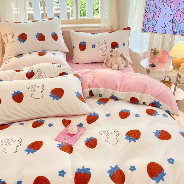 91家纺网 家纺一手货源 找家纺 席佬大 2025新款高克重印花牛奶绒系列四件套 草莓兔