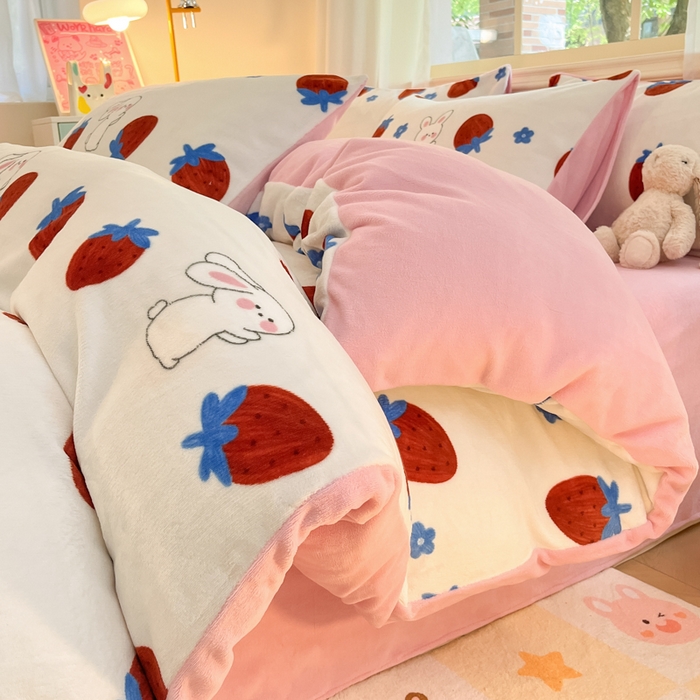 91家纺网 家纺一手货源 找家纺 席佬大 2025新款高克重印花牛奶绒系列四件套 草莓兔