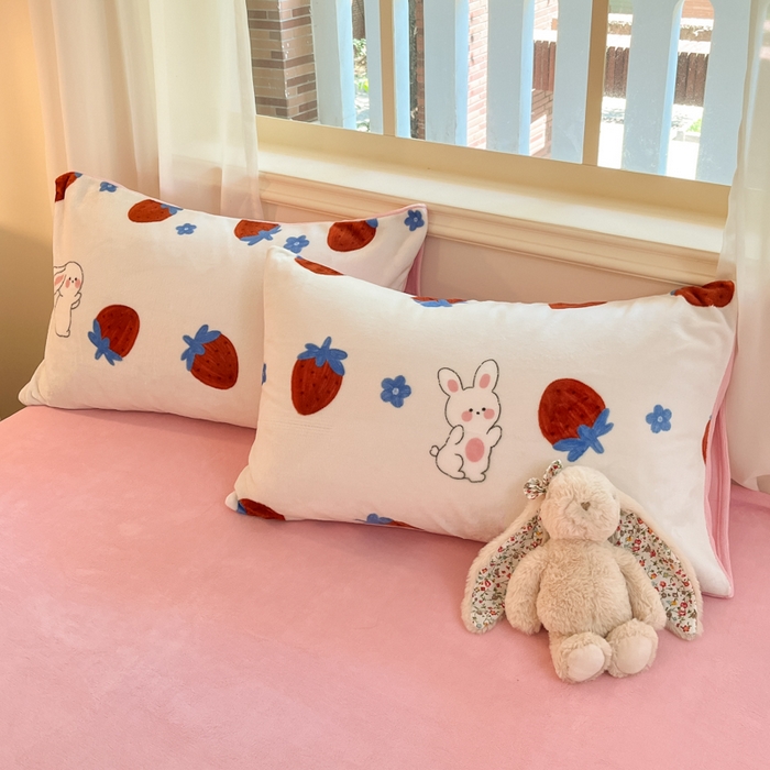 91家纺网 家纺一手货源 找家纺 席佬大 2025新款高克重印花牛奶绒系列四件套 草莓兔